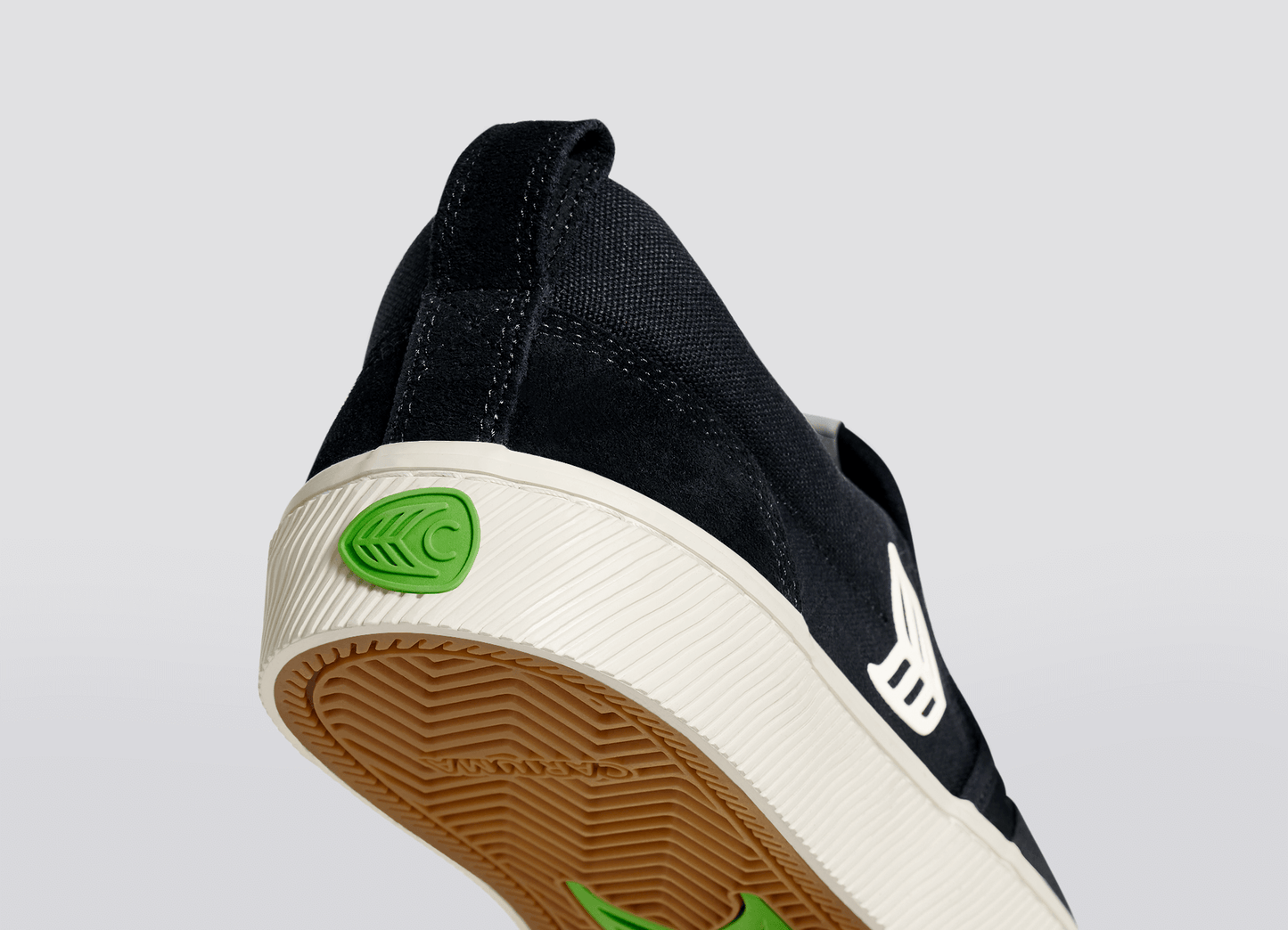 SLIP-ON PRO Černé semišové a plátěné tenisky s logem slonové kosti